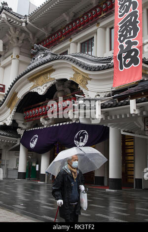 Tokio, Japan. 9 Feb, 2019. Ein Bewohner Spaziergänge mit einem Regenschirm im hellen Schnee in Tokio, Japan, Feb 9, 2019. Credit: Du Xiaoyi/Xinhua/Alamy leben Nachrichten Stockfoto