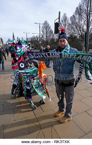 Edinburgh, Vereinigtes Königreich. 9. Februar 2019. Anbieter auf die Princes Street Verkauf von Schals und Mützen, bevor die sechs Nationen Rugby Spiel, Schottland/Irland bei Murrayfield Stadium. Quelle: Craig Brown/Alamy leben Nachrichten Stockfoto