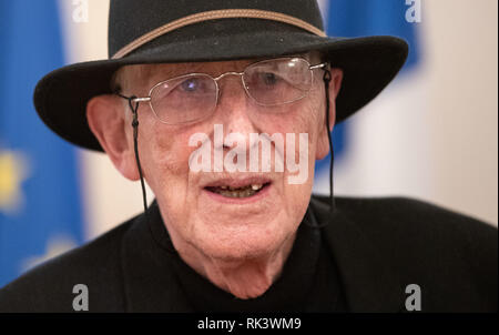Stuttgart, Deutschland. 10 Okt, 2018. 10. Oktober 2018, Deutschland, Stuttgart: Tomi Ungerer, Zeichner, Karikaturist und Kinderbuch Thema sitzt vor der Fahnen an einer Zeremonie. Ungerer war den Ehrentitel Professor in Baden-Württemberg ausgezeichnet. Credit: Marijan Murat/dpa | Verwendung weltweit/dpa/Alamy leben Nachrichten Stockfoto