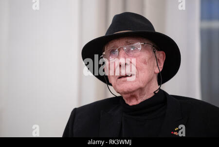 Stuttgart, Deutschland. 10 Okt, 2018. Tomi Ungerer, französischer Zeichner, Karikaturist und Kinderbuchautor, während der Verleihung der Ehrentitel Professor in Baden-Württemberg erfasst. Ungerer starb im Alter von 87 Jahren, als mehrere französische Medien einstimmig auf 09.02.2019 berichtet. Credit: Marijan Murat/dpa | Verwendung weltweit/dpa/Alamy leben Nachrichten Stockfoto