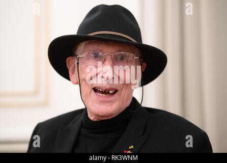 Stuttgart, Deutschland. 10 Okt, 2018. 10. Oktober 2018, Deutschland, Stuttgart: Tomi Ungerer, Zeichner, Karikaturist und Kinderbuch Autor lacht bei einer Zeremonie. Ungerer war den Ehrentitel Professor in Baden-Württemberg ausgezeichnet. Credit: Marijan Murat/dpa | Verwendung weltweit/dpa/Alamy leben Nachrichten Stockfoto