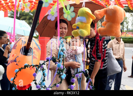 Qinzhou, China Guangxi Zhuang autonomen Region. 9 Feb, 2019. Die Bürger kaufen Spielzeug in einem Tempel in Qinzhou, South China Guangxi Zhuang autonomen Region, Feb 9, 2019. Credit: Zhang Ailin/Xinhua/Alamy leben Nachrichten Stockfoto