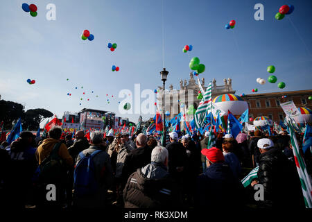 Rom, Italien. 09. Februar, 2019. Foto Vincenzo - Livieri LaPresse 09-02-2019 - Roma Politica Manifestazione unitaria dei sindacati, CGIL, CISL, UIL Foto Vincenzo - Livieri LaPresse 09-02-2019 - Rom Politik CGIL, CISL, UIL Demonstration. Credit: LaPresse/Alamy leben Nachrichten Stockfoto