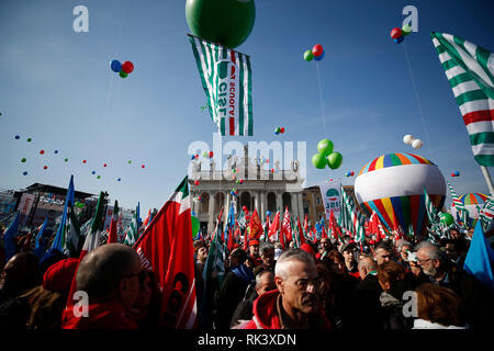 Rom, Italien. 09. Februar, 2019. Foto Vincenzo - Livieri LaPresse 09-02-2019 - Roma Politica Manifestazione unitaria dei sindacati, CGIL, CISL, UIL Foto Vincenzo - Livieri LaPresse 09-02-2019 - Rom Politik CGIL, CISL, UIL Demonstration. Credit: LaPresse/Alamy leben Nachrichten Stockfoto