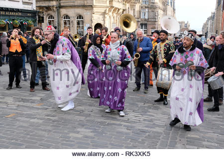 Edinburgh, Vereinigtes Königreich. 9. Februar 2019. Nervenkitzel der Stadt durchführen auf der Royal Mile, Edinburgh Blues und Jazz Festival. Von Donnerstag, 7. Februar, Samstag, 9. Februar, Thrill präsentiert elf Konzerte, markieren Sie das Beste der neuen Brussels Jazz Szene in einigen berühmten Edinburgh Veranstaltungsorte: Queen's Hall, der Jazz Bar, St. Brides Center und auf der High Street. Quelle: Craig Brown/Alamy leben Nachrichten Stockfoto