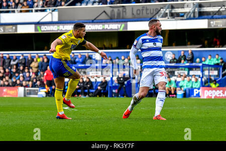 London, Großbritannien. 23 Sep, 2018. Che Adams von Birmingham City schießt für Birminghams erstes Ziel bei der EFL Sky Bet Championship Match zwischen den Queens Park Rangers und Birmingham City an der Loftus Road Stadium, London, England am 9. Februar 2019. Foto von Phil Hutchinson. Nur die redaktionelle Nutzung, eine Lizenz für die gewerbliche Nutzung erforderlich. Keine Verwendung in Wetten, Spiele oder einer einzelnen Verein/Liga/player Publikationen. Credit: UK Sport Pics Ltd/Alamy leben Nachrichten Stockfoto