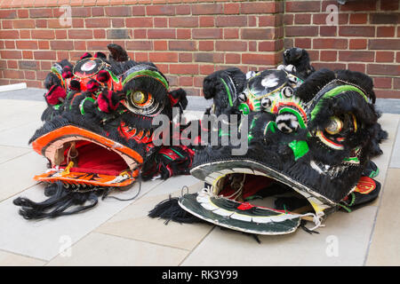 Woking, Surrey, Großbritannien. 9. Februar, 2019. Woking Zentrum feierte das Chinesische Neue Jahr des Schweins heute mit bunten Paraden und Shows. Die Lion Dance Kostüme (Köpfen). Stockfoto