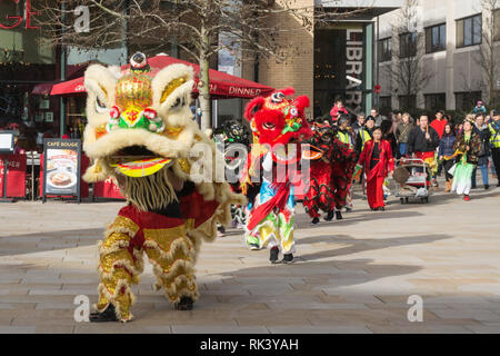 Woking, Surrey, Großbritannien. 9. Februar, 2019. Woking Zentrum feierte das Chinesische Neue Jahr des Schweins heute mit bunten Paraden und Shows. Der Löwe Tänzer in die Parade. Stockfoto