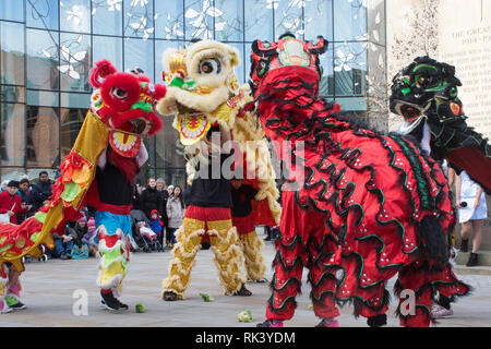 Woking, Surrey, Großbritannien. 9. Februar, 2019. Woking Zentrum feierte das Chinesische Neue Jahr des Schweins heute mit bunten Paraden und Shows. Die Lion dance Performance. Stockfoto