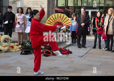 Woking, Surrey, Großbritannien. 9. Februar, 2019. Woking Zentrum feierte das Chinesische Neue Jahr des Schweins heute mit bunten Paraden und Shows. Ventilator Tanz Performance. Stockfoto