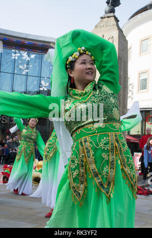 Woking, Surrey, Großbritannien. 9. Februar, 2019. Woking Zentrum feierte das Chinesische Neue Jahr des Schweins heute mit bunten Paraden und Shows. Besucher der Stadt genossen auch auf Marktständen verkaufen traditionelle chinesische Kunst und Handwerk, wie zum Beispiel Kalligraphie suchen. Stockfoto