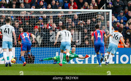 London, Großbritannien. 09 Feb, 2019. West Ham United Mark Noble Kerben vom Elfmeterpunkt während der Englischen Premier League zwischen Crystal Palace und West Ham United an Selhurst Park Stadium, London, England am 09. Feb 2019. Credit: Aktion Foto Sport/Alamy Live News Credit: Aktion Foto Sport/Alamy leben Nachrichten Stockfoto