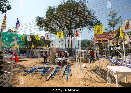 Koh Samet, Thailand. 09 Feb, 2019 während des Tages Zeremonie der Gießen von einem goldenen Buddha für die neue Kapelle im Wat Tempel - Koh Samet Koh Samet, Thailand am 9. Februar 2019. Foto von Andy Rowland. Credit: Andrew Rowland/Alamy leben Nachrichten Stockfoto