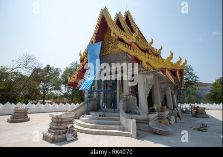 Koh Samet, Thailand. 09 Feb, 2019 während des Tages Zeremonie der Gießen von einem goldenen Buddha für die neue Kapelle im Wat Tempel - Koh Samet Koh Samet, Thailand am 9. Februar 2019. Foto von Andy Rowland. Credit: Andrew Rowland/Alamy leben Nachrichten Stockfoto