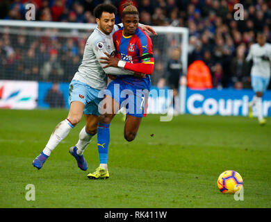 London, England - 09. Februar 2019 L-R West Ham United Felipe Anderson und Crystal Palace Wilfried Zaha während der Englischen Premier League zwischen Crystal Palace und West Ham United an Selhurst Park Stadium, London, England am 09. Feb 2019. Kredit Aktion Foto Sport FA Premier League und der Football League Bilder unterliegen dem DataCo Lizenz. Redaktionelle Verwendung nur. Kein Print Sales. Keine persönlichen Gebrauch. Keine unbezahlten Einsatz Credit: Aktion Foto Sport/Alamy leben Nachrichten Stockfoto