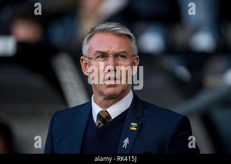 Derby, Großbritannien. 09 Feb, 2019. Nigel Adkins Manager von Hull City vor der EFL Sky Bet Championship Match zwischen Derby County und Hull City im Pride Park Stadium, Derby, England am 9. Februar 2019. Foto von Matthew Buchan. Nur die redaktionelle Nutzung, eine Lizenz für die gewerbliche Nutzung erforderlich. Keine Verwendung in Wetten, Spiele oder einer einzelnen Verein/Liga/player Publikationen. Credit: UK Sport Pics Ltd/Alamy leben Nachrichten Stockfoto