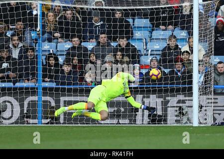 Huddersfield Town Torwart Ben Hamer ist nicht in der Lage zu stoppen Alex Iwobi von Arsenal geschossen (nicht im Bild), wie er Ergebnisse seiner Mannschaften 1. Ziel. Premier League match, Huddersfield Town v Arsenal an der John Smith's Stadion in Huddersfield am Samstag, den 9. Februar 2019. Dieses Bild dürfen nur für redaktionelle Zwecke verwendet werden. Nur die redaktionelle Nutzung, eine Lizenz für die gewerbliche Nutzung erforderlich. Keine Verwendung in Wetten, Spiele oder einer einzelnen Verein/Liga/player Publikationen. pic von Chris Stading/Andrew Orchard sport Fotografie/Alamy leben Nachrichten Stockfoto