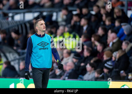 Derby, Großbritannien. 09 Feb, 2019. Andy King von Derby County in der EFL Sky Bet Championship Match zwischen Derby County und Hull City im Pride Park Stadium, Derby, England am 9. Februar 2019. Foto von Matthew Buchan. Nur die redaktionelle Nutzung, eine Lizenz für die gewerbliche Nutzung erforderlich. Keine Verwendung in Wetten, Spiele oder einer einzelnen Verein/Liga/player Publikationen. Credit: UK Sport Pics Ltd/Alamy leben Nachrichten Stockfoto