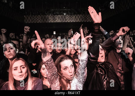 Dänemark, Kopenhagen - Februar 08., 2019. Konzert gehen verrückt in Freude bei einem live Konzert mit der amerikanischen Band The Revolution bei VEGA in Kopenhagen. (Foto: Gonzales Foto - Flemming Bo Jensen). Stockfoto