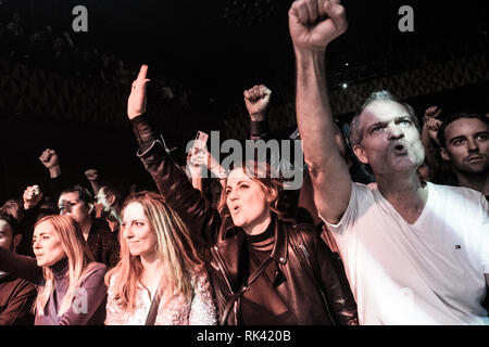 Dänemark, Kopenhagen - Februar 08., 2019. Konzert gehen verrückt in Freude bei einem live Konzert mit der amerikanischen Band The Revolution bei VEGA in Kopenhagen. (Foto: Gonzales Foto - Flemming Bo Jensen). Stockfoto