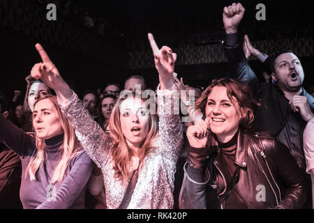 Dänemark, Kopenhagen - Februar 08., 2019. Konzert gehen verrückt in Freude bei einem live Konzert mit der amerikanischen Band The Revolution bei VEGA in Kopenhagen. (Foto: Gonzales Foto - Flemming Bo Jensen). Stockfoto