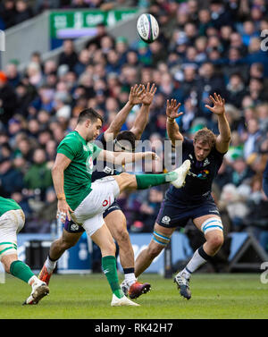 Edinburgh, Großbritannien. 09 Feb, 2019. EDINBURGH, Schottland - 2. FEBRUAR 2019: Irland Scrum-Half, Conor Murray, löscht die Gefahr in der zweiten Hälfte wie Schottland spielen Wirt nach Irland in Ihrem zweiten Spiel der 2019 6 Nationen Meisterschaft am Stadion Murrayfield, Edinburgh. (Credit: Ian Jacobs/Alamy leben Nachrichten Stockfoto