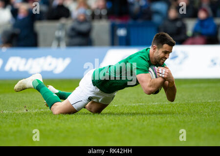 Edinburgh, Großbritannien. 09 Feb, 2019. EDINBURGH, Schottland - 2. FEBRUAR 2019: Irland Scrum-Half, Conor Murray, Tauchgänge über die Linie Ergebnis seiner Seite öffnen versuchen Sie, während der ersten Hälfte wie Schottland spielen Wirt nach Irland in Ihrem zweiten Spiel der 2019 6 Nationen Meisterschaft am Stadion Murrayfield, Edinburgh. (Credit: Ian Jacobs/Alamy leben Nachrichten Stockfoto