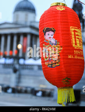 Trafalgar Square, London, UK. 09. Feb 2019. Die Vorbereitungen sind in vollem Gange und bunten Dekorationen für das chinesische Neujahrsfest auf dem Trafalgar Square in London. Credit: Imageplotter Nachrichten und Sport/Alamy leben Nachrichten Stockfoto