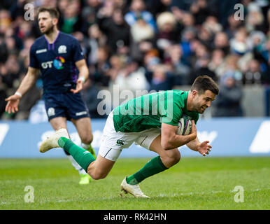 Edinburgh, Großbritannien. 09 Feb, 2019. EDINBURGH, Schottland - 2. FEBRUAR 2019: Irland Scrum-Half, Conor Murray, Tauchgänge über die Linie Ergebnis seiner Seite öffnen versuchen Sie, während der ersten Hälfte wie Schottland spielen Wirt nach Irland in Ihrem zweiten Spiel der 2019 6 Nationen Meisterschaft am Stadion Murrayfield, Edinburgh. (Credit: Ian Jacobs/Alamy leben Nachrichten Stockfoto