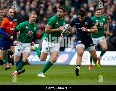 Edinburgh, Großbritannien. 09 Feb, 2019. EDINBURGH, Schottland - 2. FEBRUAR 2019: Irland Scrum-Half, Conor Murray, platzt durch die Schottischen Verteidigung auf seiner Seite öffnen versuchen Sie, während der ersten Hälfte wie Schottland spielen Wirt nach Irland in Ihrem zweiten Spiel der 2019 6 Nationen Meisterschaft am Stadion Murrayfield, Edinburgh. (Credit: Ian Jacobs/Alamy leben Nachrichten Stockfoto