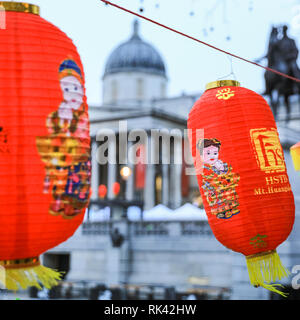Trafalgar Square, London, UK. 09. Feb 2019. Die Vorbereitungen sind in vollem Gange und bunten Dekorationen für das chinesische Neujahrsfest auf dem Trafalgar Square in London. Credit: Imageplotter Nachrichten und Sport/Alamy leben Nachrichten Stockfoto