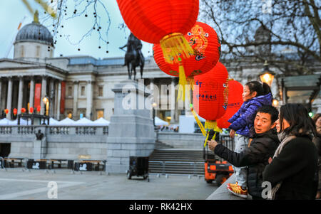 Trafalgar Square, London, UK. 09. Feb 2019. Die Vorbereitungen sind in vollem Gange und bunten Dekorationen für das chinesische Neujahrsfest auf dem Trafalgar Square in London. Credit: Imageplotter Nachrichten und Sport/Alamy leben Nachrichten Stockfoto