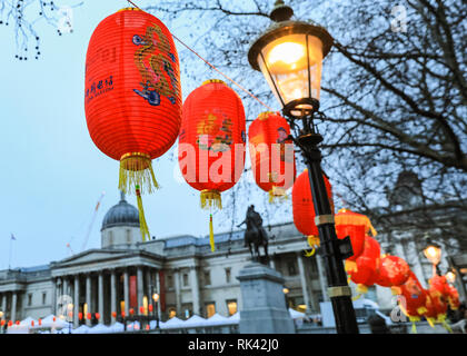 Trafalgar Square, London, UK. 09. Feb 2019. Die Vorbereitungen sind in vollem Gange und bunten Dekorationen für das chinesische Neujahrsfest auf dem Trafalgar Square in London. Credit: Imageplotter Nachrichten und Sport/Alamy leben Nachrichten Stockfoto
