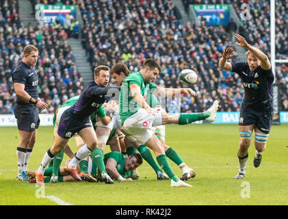 Edinburgh, Großbritannien. 09 Feb, 2019. EDINBURGH, Schottland - 2. FEBRUAR 2019: Irland Scrum-Half, Conor Murray, löscht die Gefahr trotz der Bemühungen von Schottland Scrum-Half und Kapitän, Greg Laidlaw, und Schottland Verriegelung, Jonny Grau, in der zweiten Hälfte wie Schottland spielen Wirt nach Irland in Ihrem zweiten Spiel der 2019 6 Nationen Meisterschaft am Stadion Murrayfield, Edinburgh. (Credit: Ian Jacobs/Alamy leben Nachrichten Stockfoto