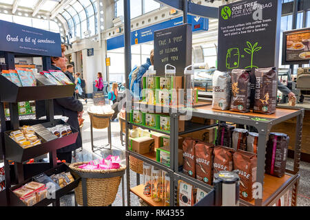 CHICAGO, IL - ca. April 2016: Starbucks Cafe am Flughafen O'Hare. Starbucks Corporation ist eine US-amerikanische Firma global Kaffee und Kaffeehaus Kette ba Stockfoto