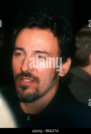 CENTURY CITY, CA - Dezember 14: Sänger Bruce Springsteen besucht TriStar Pictures' "Philadelphia" Premiere am 14. Dezember 1993 im Cineplex Odeon Century Plaza Kinos in Century City, Kalifornien. Foto von Barry King/Alamy Stock Foto Stockfoto