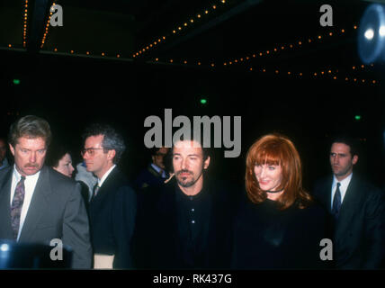 CENTURY CITY, CA - Dezember 14: Sänger Bruce Springsteen und Frau songwriter Patti Scialfa besucht TriStar Pictures' "Philadelphia" Premiere am 14. Dezember 1993 im Cineplex Odeon Century Plaza Kinos in Century City, Kalifornien. Foto von Barry King/Alamy Stock Foto Stockfoto