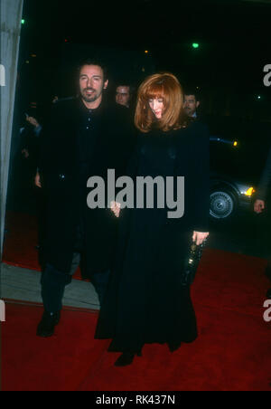 CENTURY CITY, CA - Dezember 14: Sänger Bruce Springsteen und Frau songwriter Patti Scialfa besucht TriStar Pictures' "Philadelphia" Premiere am 14. Dezember 1993 im Cineplex Odeon Century Plaza Kinos in Century City, Kalifornien. Foto von Barry King/Alamy Stock Foto Stockfoto