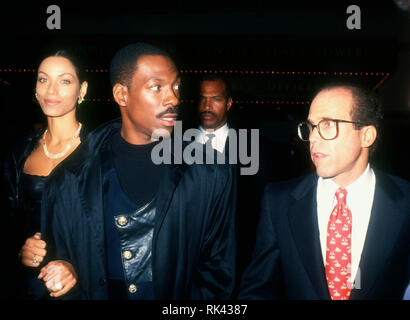 CENTURY CITY, CA - 14. Dezember: Schauspieler Eddie Murphy und Modell Frau Nicole Mitchell Murphy und Produzent Jeffrey Katzenberg besuchen TriStar Pictures' "Philadelphia" Premiere am 14. Dezember 1993 im Cineplex Odeon Century Plaza Kinos in Century City, Kalifornien. Foto von Barry King/Alamy Stock Foto Stockfoto