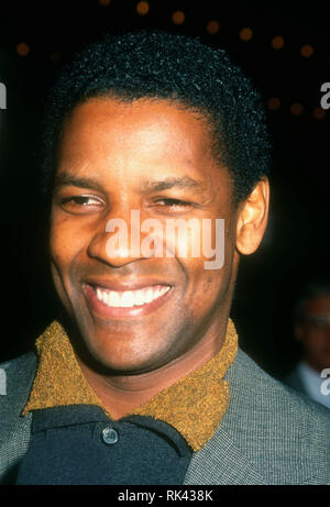 CENTURY CITY, CA - 14. Dezember: Schauspieler Denzel Washington besucht TriStar Pictures' "Philadelphia" Premiere am 14. Dezember 1993 im Cineplex Odeon Century Plaza Kinos in Century City, Kalifornien. Foto von Barry King/Alamy Stock Foto Stockfoto