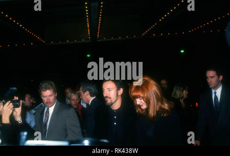 CENTURY CITY, CA - Dezember 14: Sänger Bruce Springsteen und Frau songwriter Patti Scialfa besucht TriStar Pictures' "Philadelphia" Premiere am 14. Dezember 1993 im Cineplex Odeon Century Plaza Kinos in Century City, Kalifornien. Foto von Barry King/Alamy Stock Foto Stockfoto