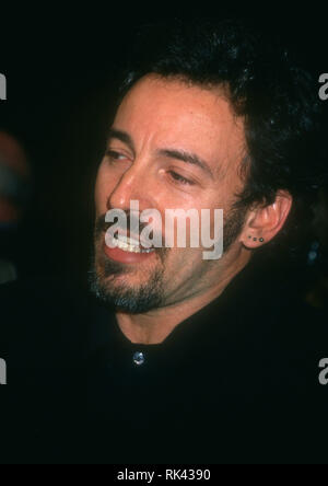 CENTURY CITY, CA - Dezember 14: Sänger Bruce Springsteen besucht TriStar Pictures' "Philadelphia" Premiere am 14. Dezember 1993 im Cineplex Odeon Century Plaza Kinos in Century City, Kalifornien. Foto von Barry King/Alamy Stock Foto Stockfoto