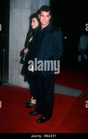 CENTURY CITY, CA - 14. Dezember: Schauspieler Ray Liotta besucht TriStar Pictures' "Philadelphia" Premiere am 14. Dezember 1993 im Cineplex Odeon Century Plaza Kinos in Century City, Kalifornien. Foto von Barry King/Alamy Stock Foto Stockfoto