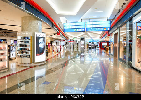 DUBAI, VAE - April 08, 2016: Innerhalb des Dubai International Airport. Der internationale Flughafen Dubai ist die primäre Flughafen Dubai, Vereinigte Arabische Emir Stockfoto