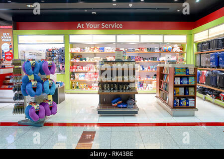 DUBAI, VAE - April 08, 2016: Innerhalb des Dubai International Airport. Der internationale Flughafen Dubai ist die primäre Flughafen Dubai, Vereinigte Arabische Emir Stockfoto