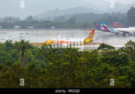 Boeing 737 Bremsen auf der Start- und Landebahn Stockfoto