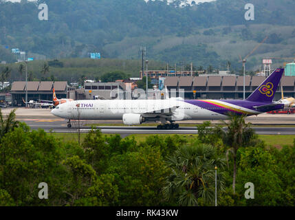 Boeing 777 Taxis auf der Start- und Landebahn Stockfoto