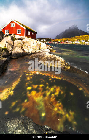 Fischer Haus mit Grasdach auf Felsen, Reine, Nordland, Lofoten, Norwegen Stockfoto