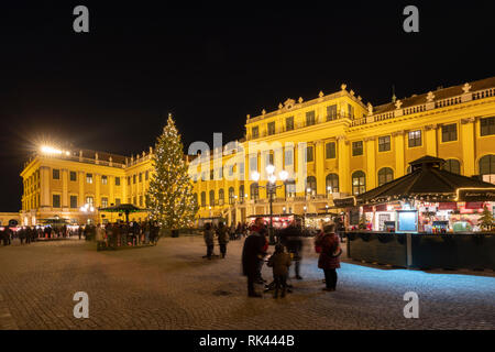Die Menschen auf dem Weihnachtsmarkt vor dem Schloss Schönbrunn, Wien, Österreich Stockfoto