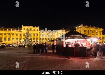 Menschen Shopping auf dem Weihnachtsmarkt vor dem Schloss Schönbrunn, Wien, Österreich Stockfoto